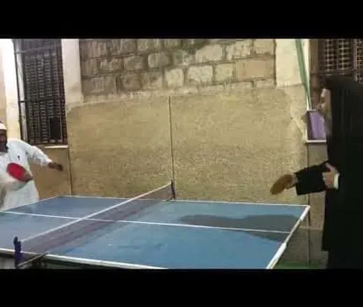 مباراة بين الهلال والصليب في مصر: شيخ يلعب تنس طاولة مع قسيس 🕌❤⛪